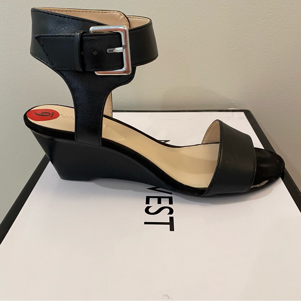 Nine West New in box Pepperman black leather wedge Sandals size 6